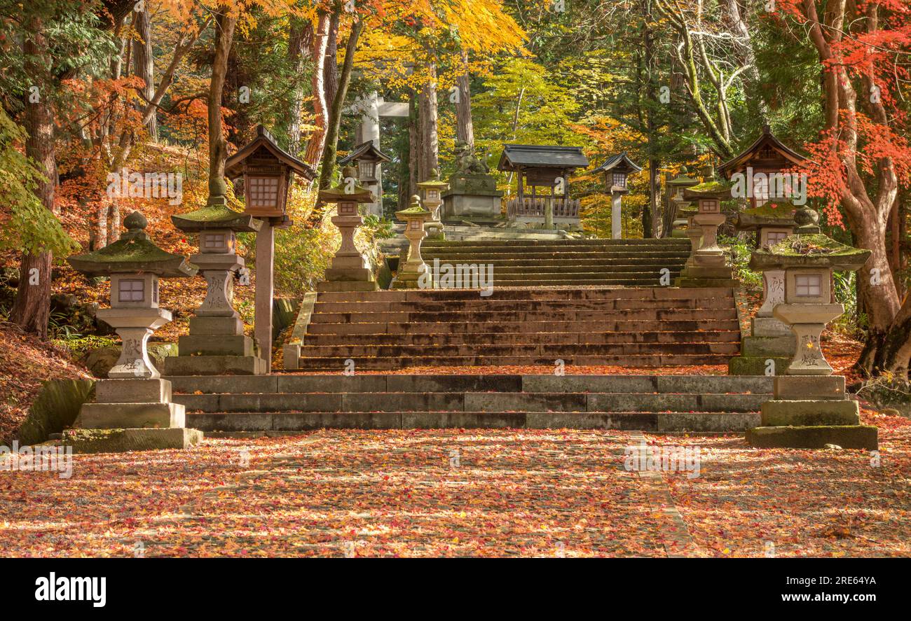 Der Herbst beginnt auf den Stufen nach Hie Jinja in Takayama, Präfektur Gifu, Japan. Stockfoto