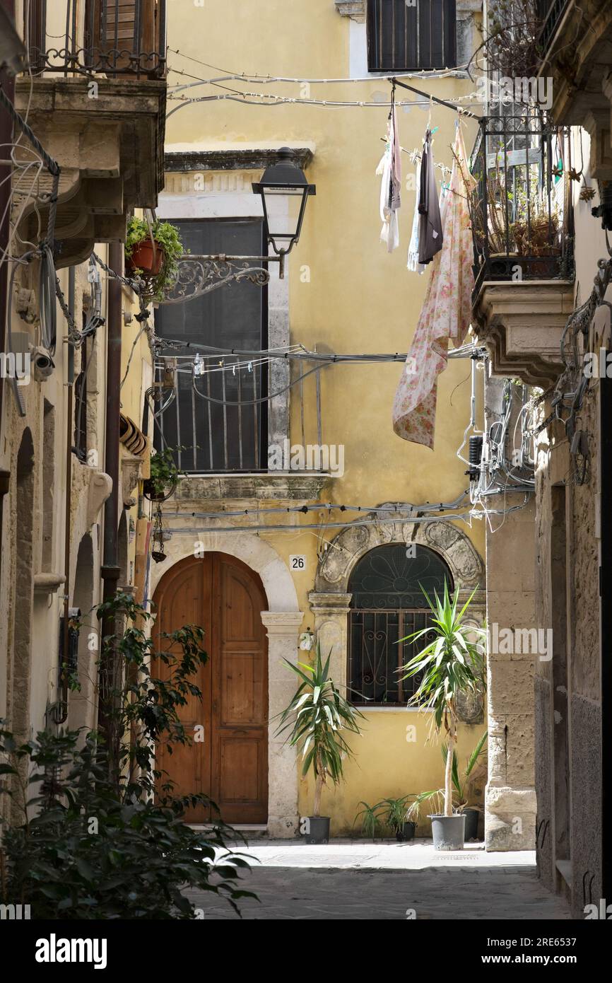 Altes Haus in der Straße Ortigia, Siracusa, Sizilien, Italien Stockfoto
