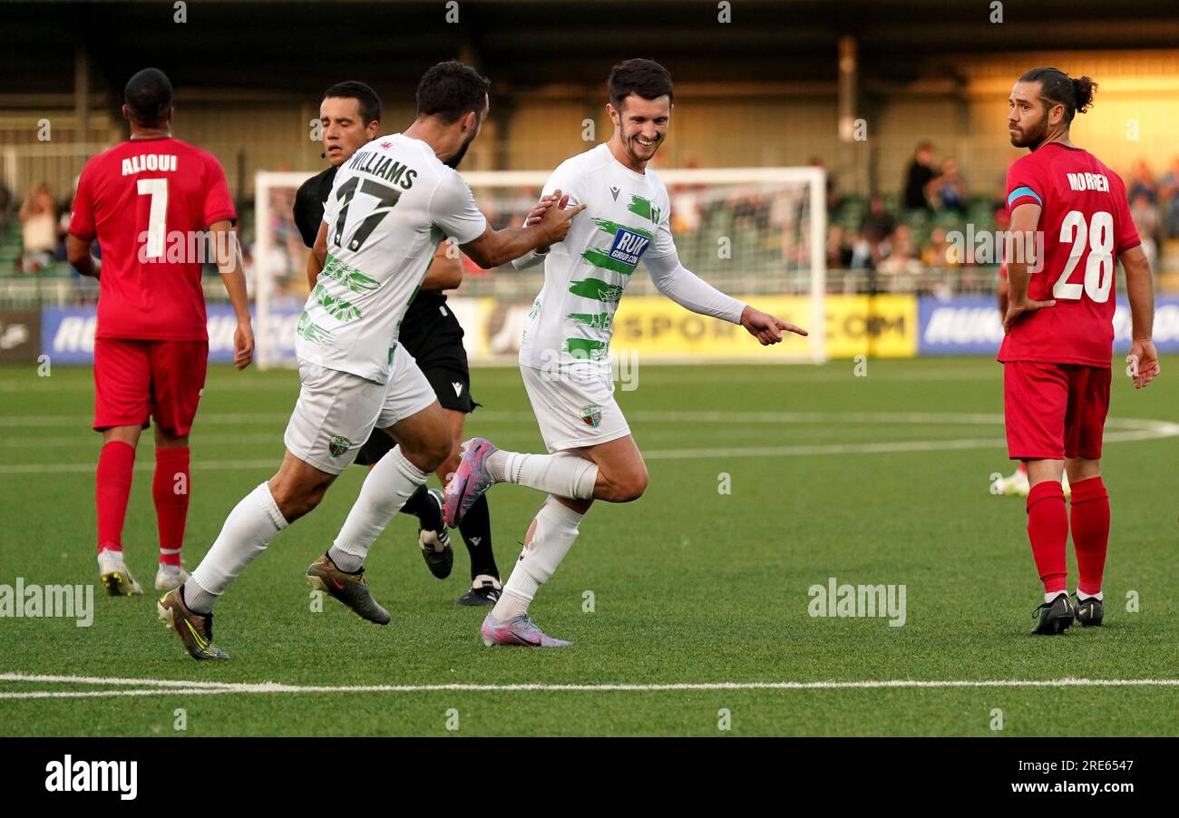 Die New Saints' Rory Holden (zweite Rechte) feiert das erste Tor seiner Seiten mit Teamkollegen Jordan Williams während der zweiten Qualifikationsrunde der UEFA Europa Conference League, dem ersten Spiel im Park Hall Stadium, Oswestry. Bilddatum: Dienstag, 25. Juli 2023. Stockfoto