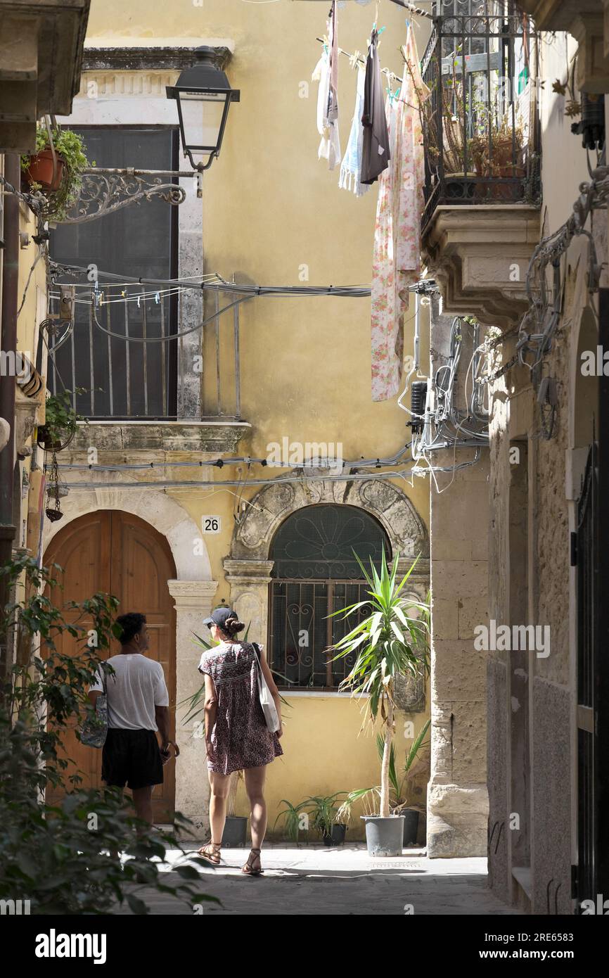 Ein Paar in einer alten Straße von Ortigia, Siracusa, Sizilien, Italien Stockfoto