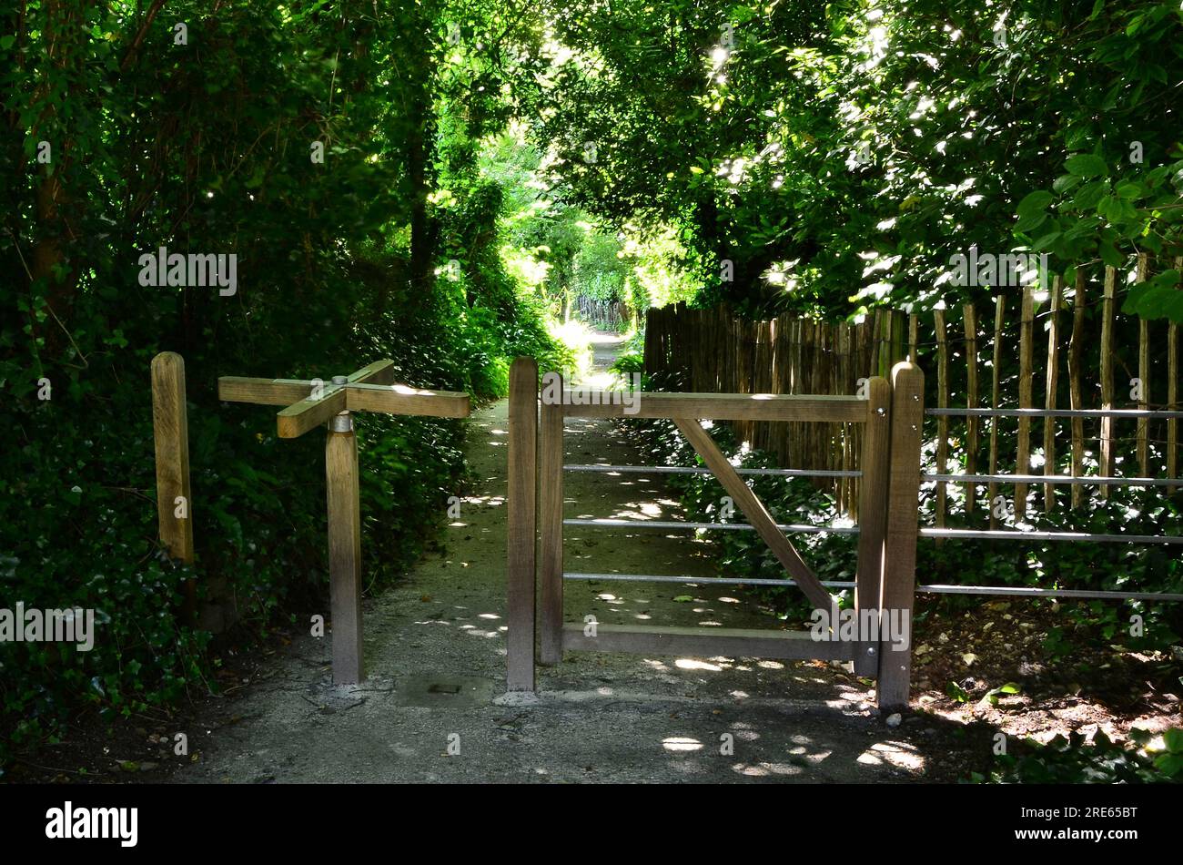 Kirchenpfad, Tor und Drehkreuz, Litton Cheney Dorf bei Dorchester in West Dorset, England. Stockfoto