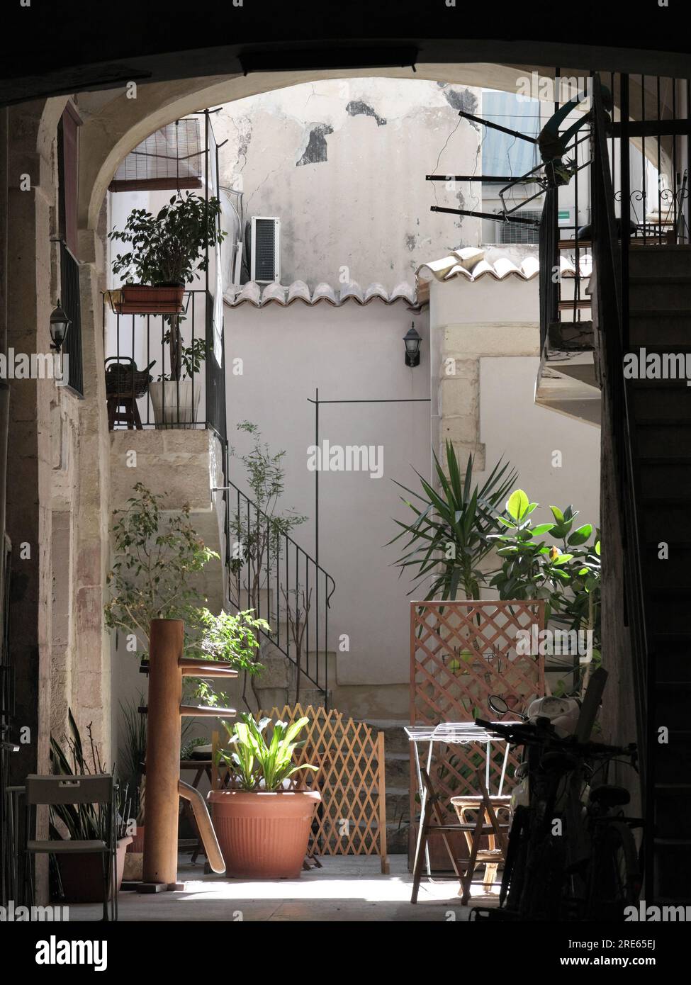 Innenhof in einer alten Straße von Ortigia, Siracusa, Sizilien, Italien Stockfoto