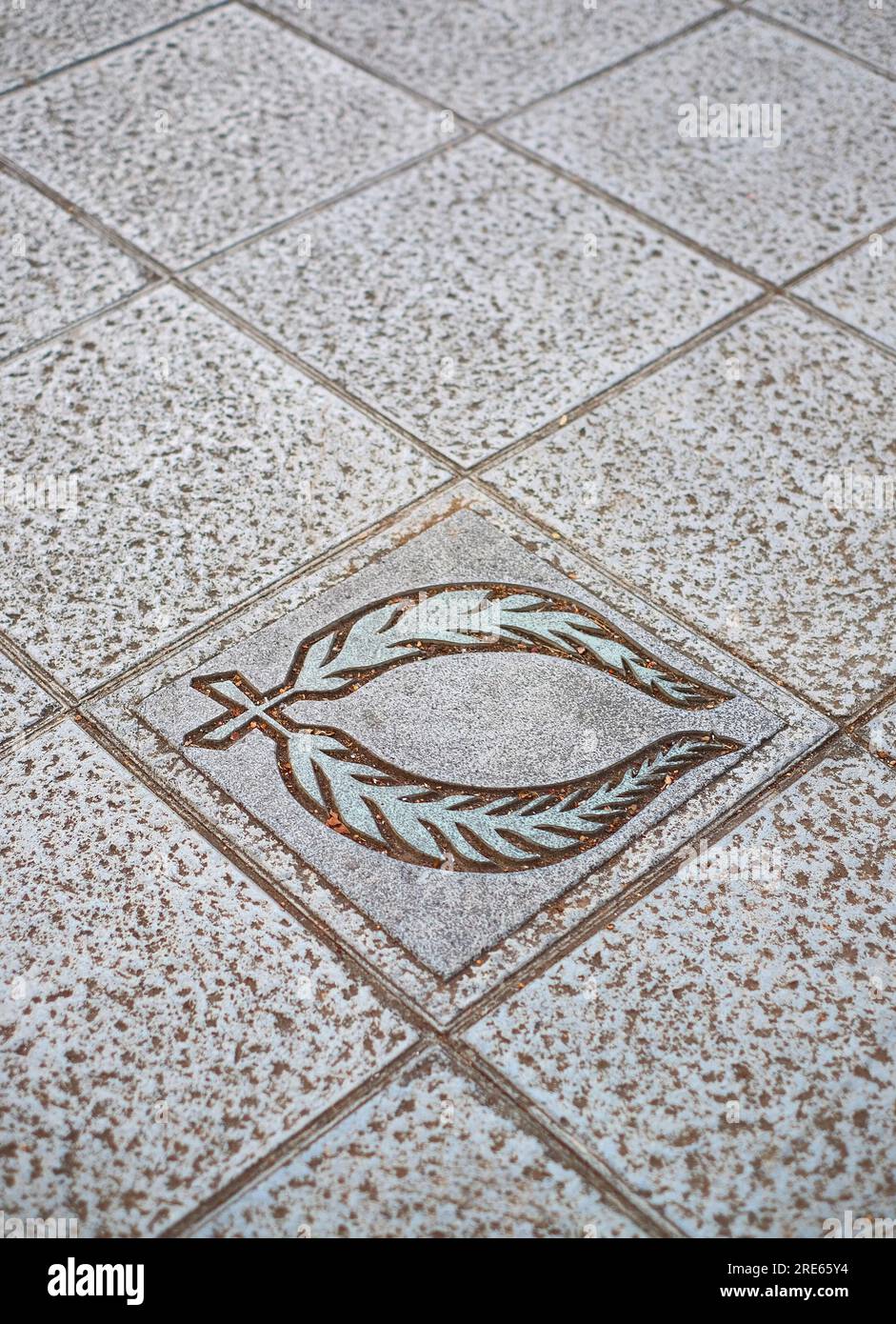 Laurel Kranz, Symbol für Triumph und Ruhm, ein dekoratives Relief in einem Pflasterstein, perspektivischer Blick. Stockfoto