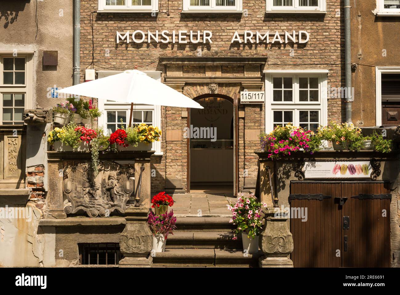 Monsieur Armand, französische Makronen und Café in der Swietago Ducha Street, Altstadt von Danzig, Polen Stockfoto