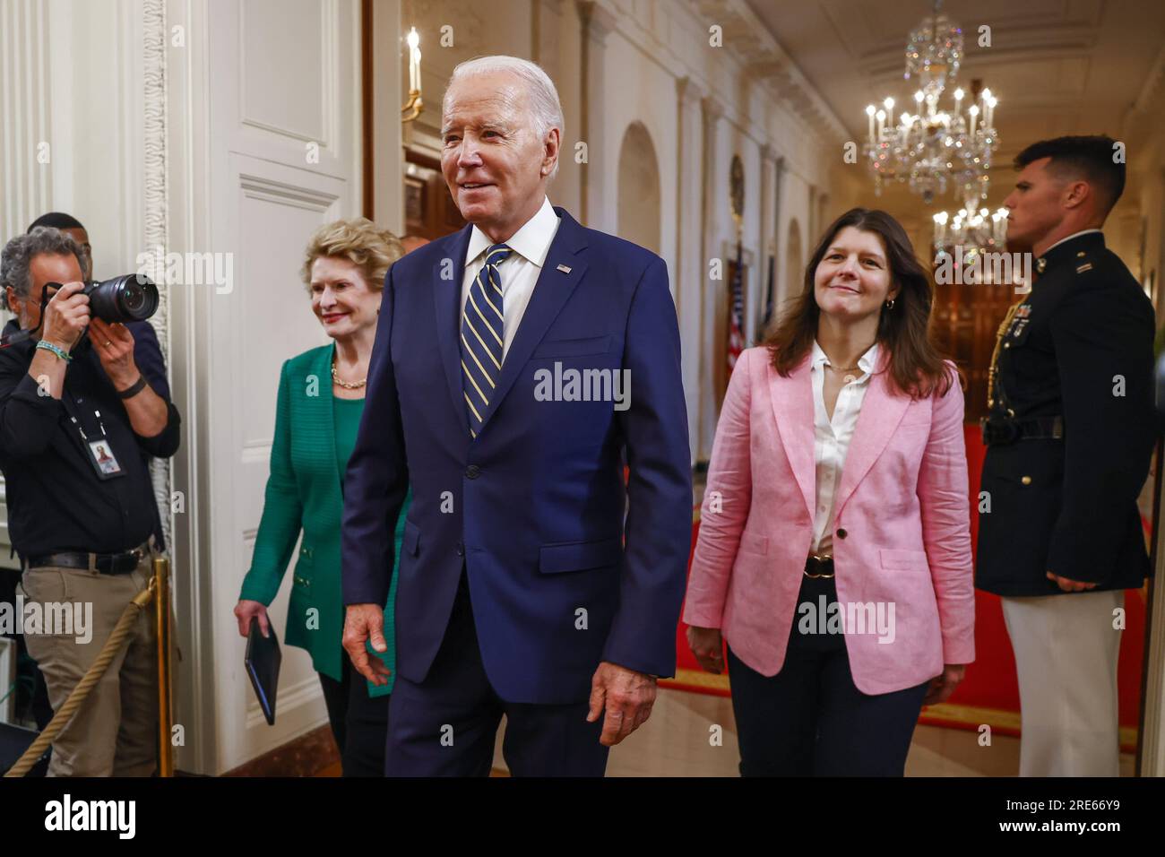 Washington, Usa. 25. Juli 2023. Sen. Debbie Stabenow, D-Mich, Präsident Joe Biden und Richele Keas, Medienkoordinator der Nationalen Allianz für psychische Erkrankungen, kommen zu einer Veranstaltung, um neue Initiativen zur Erweiterung des Zugangs zur psychischen Versorgung für Amerikaner im Ostzimmer des Weißen Hauses am 25. Juli 2023 in Washington, DC Foto: Samuel Corum/UPI Credit: UPI/Alamy Live News Stockfoto