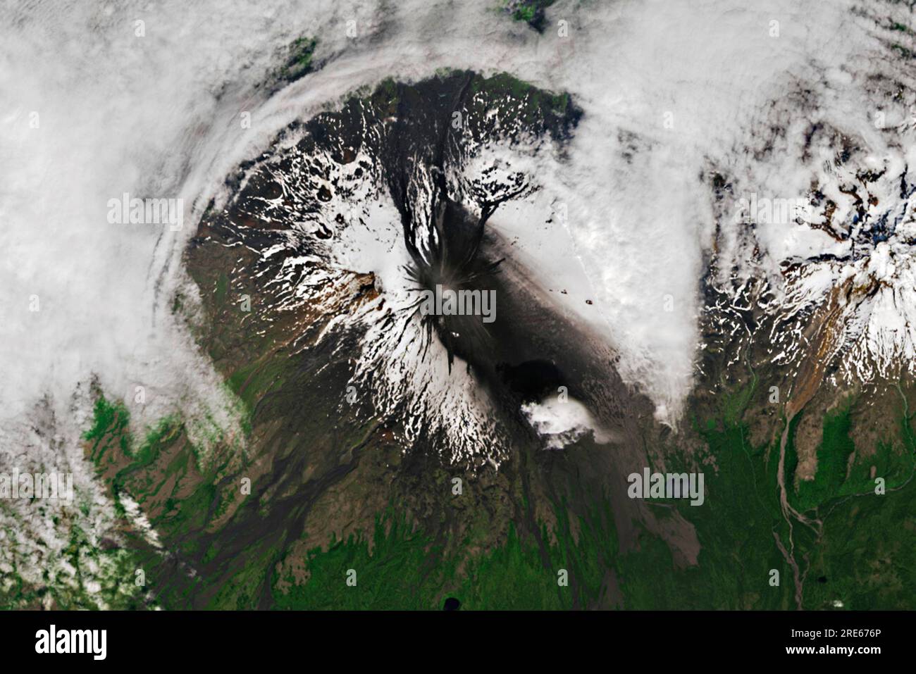 Unmake Island, Usa. 17. Juli 2023. Blick von der Erdumlaufbahn auf den Vulkan Shishaldin auf den Aleuten, während er am 17. Juli 2023 in Unmake Island, Alaska, ausbricht. Der Shishaldin ist ein kegelförmiger Stratovulkan und einer der aktivsten Vulkane im Aleuten-Bogen. Kredit: Wanmei Liang/NASA/Alamy Live News Stockfoto