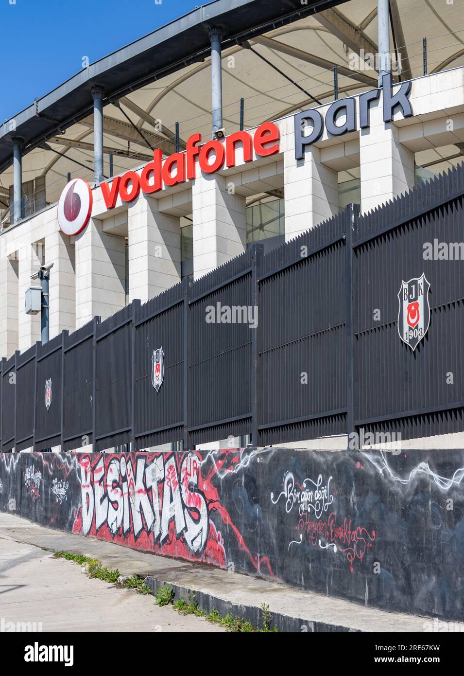 Ein Bild eines Besiktas Graffiti rund um den Vodafone Park. Stockfoto