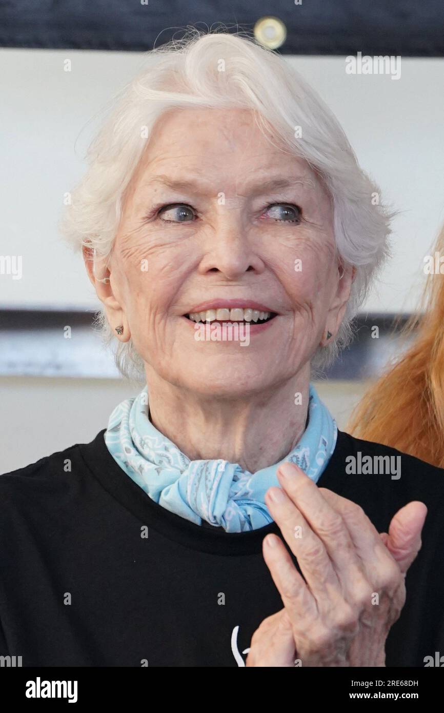 New York, New York, USA. 25. Juli 2023. Ellen Burstyn veranstaltet bei einem öffentlichen Auftritt für SAG-AFTRA Strike die Star-Studded „Rock the City“ Times Square Rally, Times Square, New York, NY, 25. Juli 2023. Kredit: Kristin Callahan/Everett Collection/Alamy Live News Stockfoto