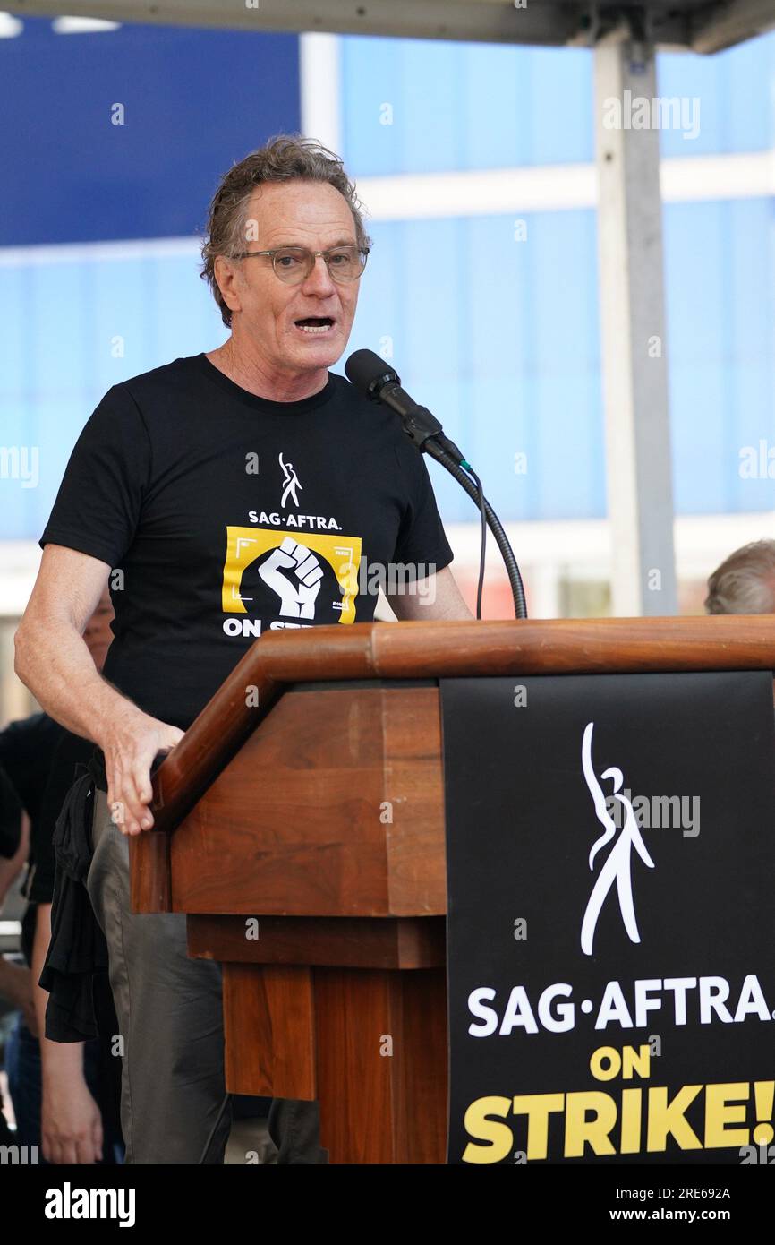 New York, New York, USA. 25. Juli 2023. Bryan Cranston veranstaltet auf einer öffentlichen Veranstaltung für SAG-AFTRA Strike die Star-Studded „Rock the City“ Times Square Rally, Times Square, New York, NY, 25. Juli 2023. Kredit: Kristin Callahan/Everett Collection/Alamy Live News Stockfoto