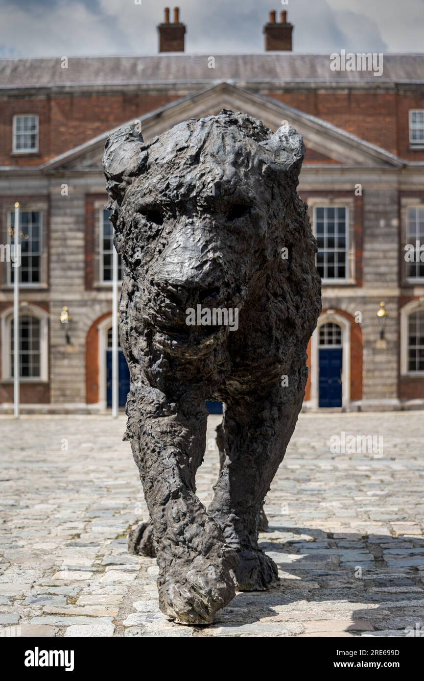 Statue Lionesse von Davide Rivalta, der Bronzelöwe folgt dem Innenhof von Dublin Castle Stockfoto