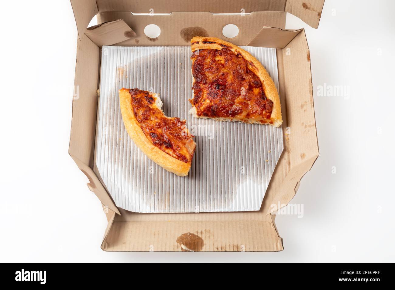 Übrig gebliebene margherita-Pizza in einer offenen Pizzakarton. Stockfoto
