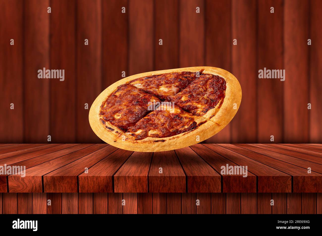 Köstliche heiße indische margherita Pizza auf Holztisch Hintergrund. Draufsicht Stockfoto