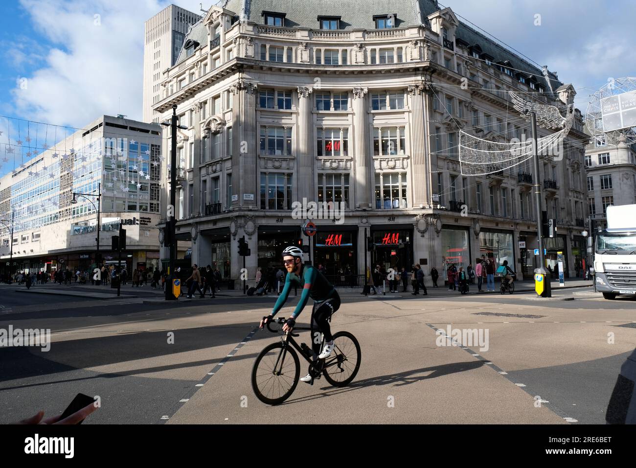 Radfahrer, der über den Oxford Circus im Londoner West End reist Stockfoto