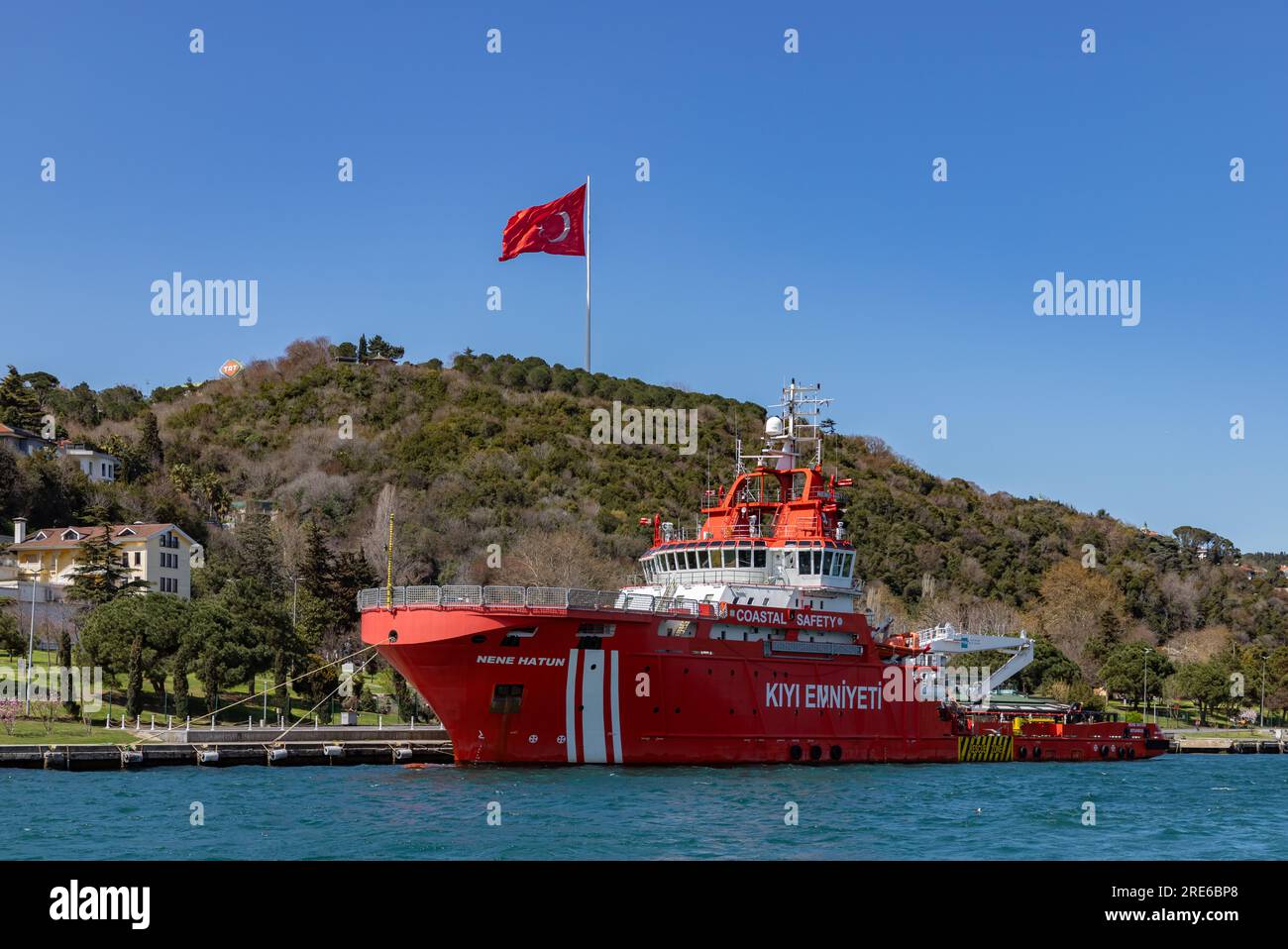 Ein Bild des Such- und Rettungsschiffs Nene Hatun am Bosporus. Stockfoto