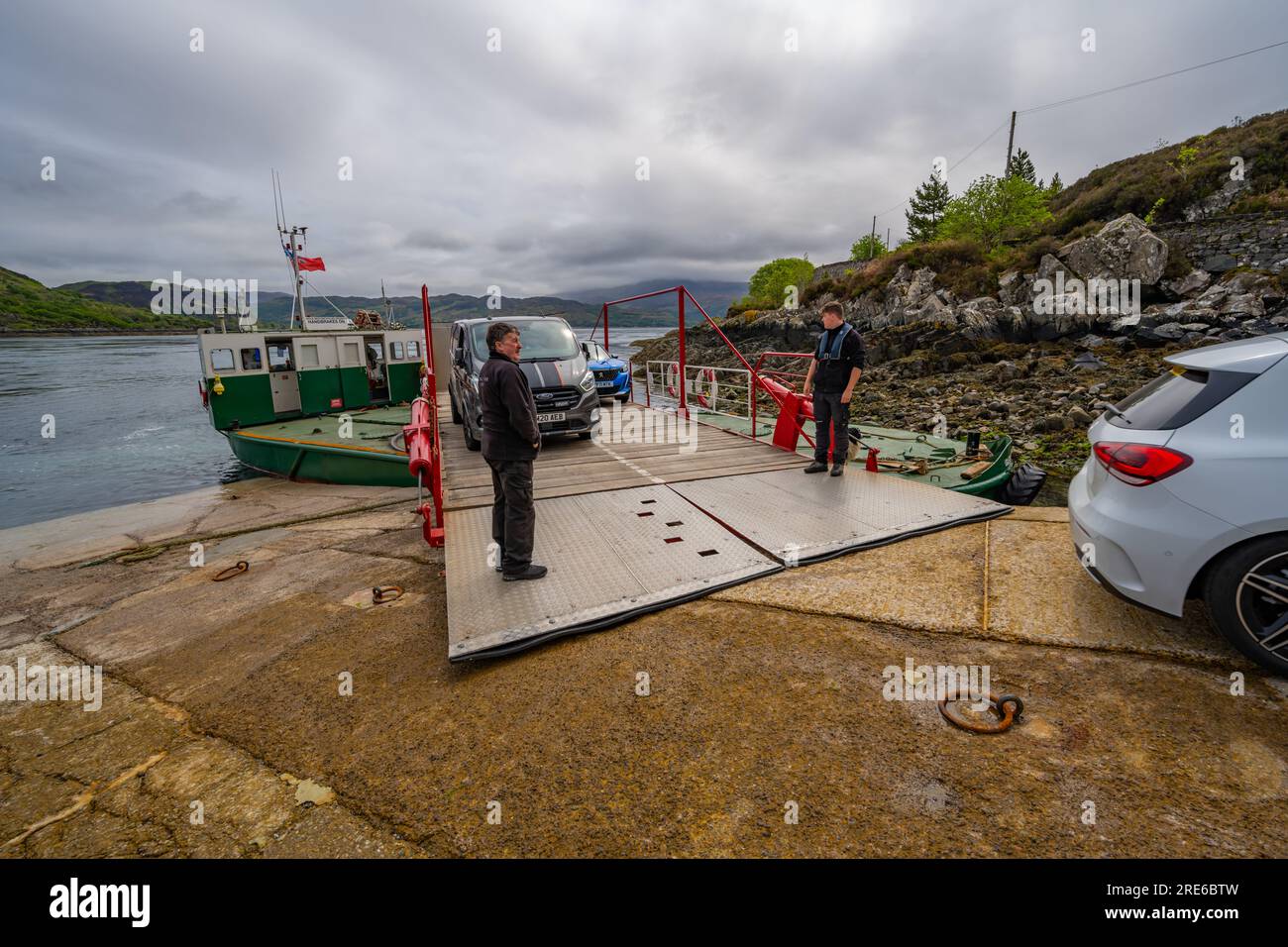 Die Skye-Fähre von Kyle Rhea nach Glenelg. Die letzte Drehteller-Fähre der Welt, Abladen bei Kyle Rhea. Stockfoto