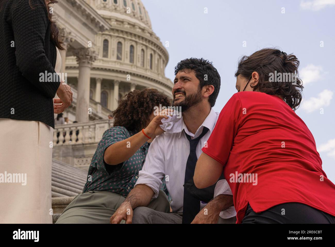 Repräsentant Greg Casar wird am Dienstag, den 25. Juli 2023, von Ärzten auf den Capitol Stufen gepflegt. Casar hat den ganzen Tag über einen Durststreik geführt, trinkt oder isst nicht, da er gegen eine Änderung des texanischen Gesetzes protestiert, die obligatorische Wasserpausen verbietet. (Foto von Aaron Schwartz/Sipa USA) Stockfoto