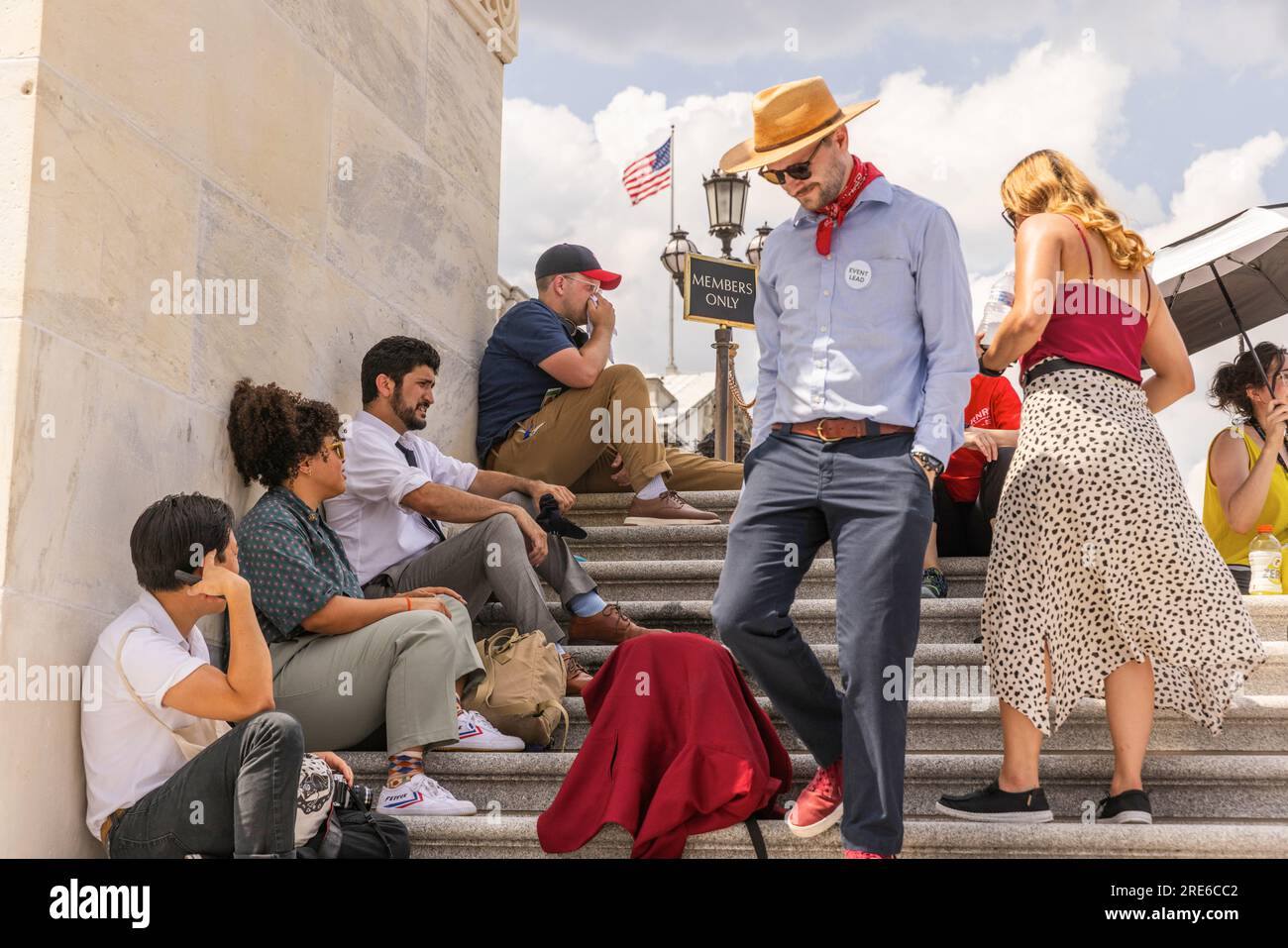 Repräsentant Greg Casar ruht am Dienstag, den 25. Juli 2023 auf den Stufen des Capitol. Casar hat den ganzen Tag über einen Durststreik geführt, trinkt oder isst nicht, da er gegen eine Änderung des texanischen Gesetzes protestiert, die obligatorische Wasserpausen verbietet. (Foto von Aaron Schwartz/Sipa USA) Stockfoto
