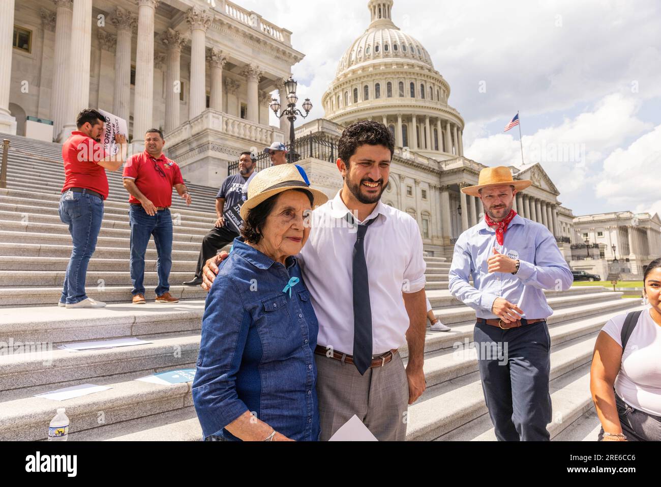 Aktivist Doleres Huerta und Repräsentant Greg Casar stehen am Dienstag, den 25. Juli 2023 auf den Stufen des Capitol. Casar hat den ganzen Tag über einen Durststreik geführt, trinkt oder isst nicht, da er gegen eine Änderung des texanischen Gesetzes protestiert, die obligatorische Wasserpausen verbietet. (Foto von Aaron Schwartz/Sipa USA) Stockfoto