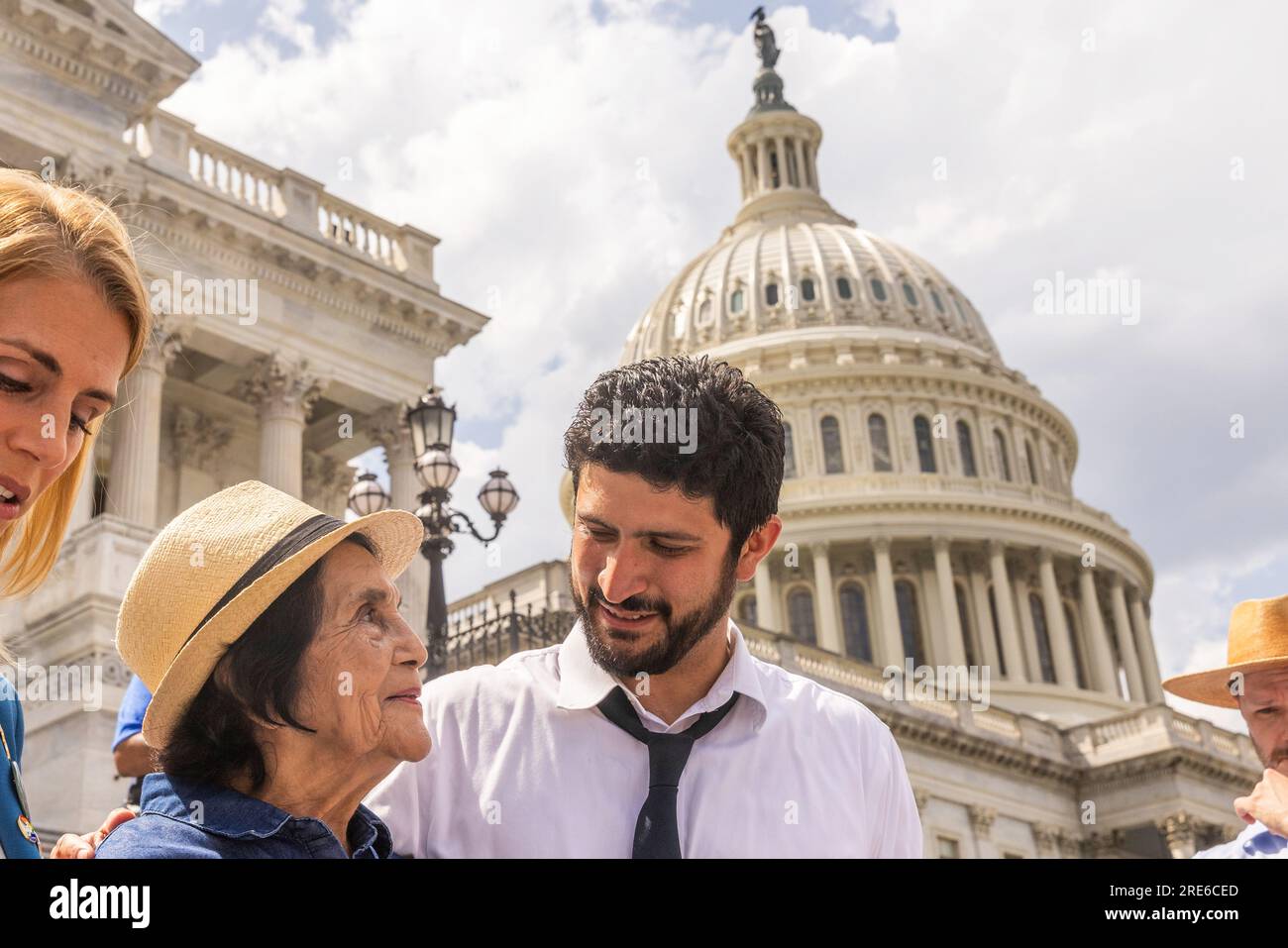 Aktivist Doleres Huerta und Repräsentant Greg Casar stehen am Dienstag, den 25. Juli 2023 auf den Stufen des Capitol. Casar hat den ganzen Tag über einen Durststreik geführt, trinkt oder isst nicht, da er gegen eine Änderung des texanischen Gesetzes protestiert, die obligatorische Wasserpausen verbietet. (Foto von Aaron Schwartz/Sipa USA) Stockfoto