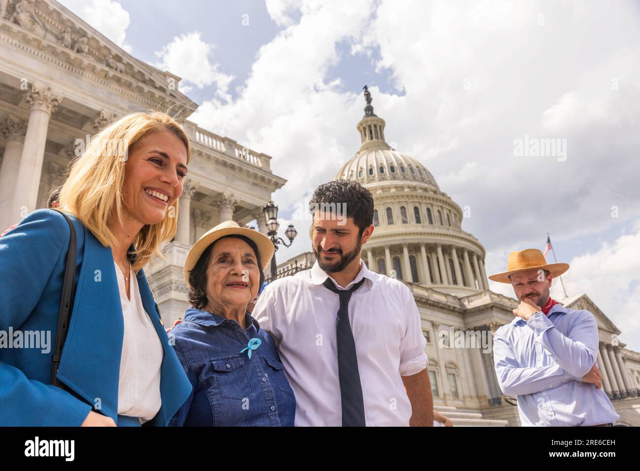 Repräsentant Mike Sherill (L) schließt sich dem Aktivisten Doleres Huerta und dem Repräsentanten Greg Casar am Dienstag, den 25. Juli 2023, auf den Stufen des Capitol an. Casar hat den ganzen Tag über einen Durststreik geführt, trinkt oder isst nicht, da er gegen eine Änderung des texanischen Gesetzes protestiert, die obligatorische Wasserpausen verbietet. (Foto von Aaron Schwartz/Sipa USA) Stockfoto