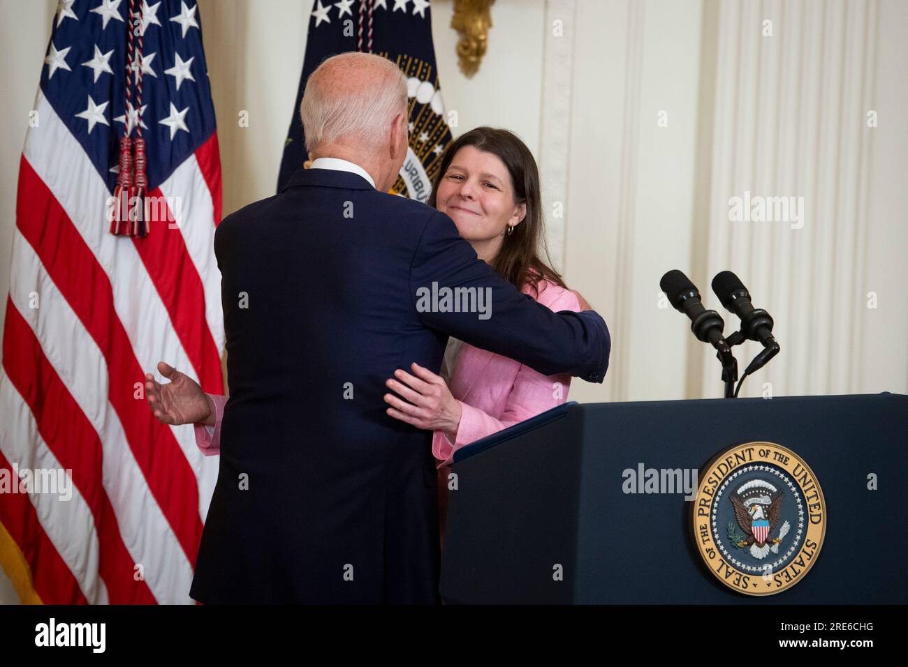 Richele Keas, von der National Alliance on Mental Disease, richtig, wird vom US-Präsidenten Joe Biden umarmt, nachdem er Bemerkungen über die Erweiterung des Zugangs zur psychischen Versorgung im East Room im Weißen Haus in Washington, DC, am Dienstag, den 25. Juli 2023. Kredit: Rod Lamkey/CNP Stockfoto