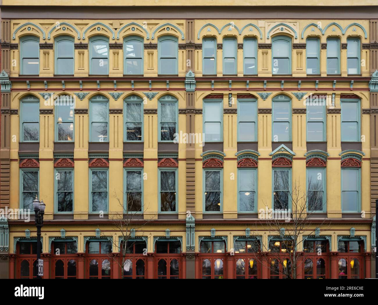 Altes Gebäude mit einer bunten, gusseisernen Fassade. Innenstadt von Portland, Oregon, USA. Stockfoto