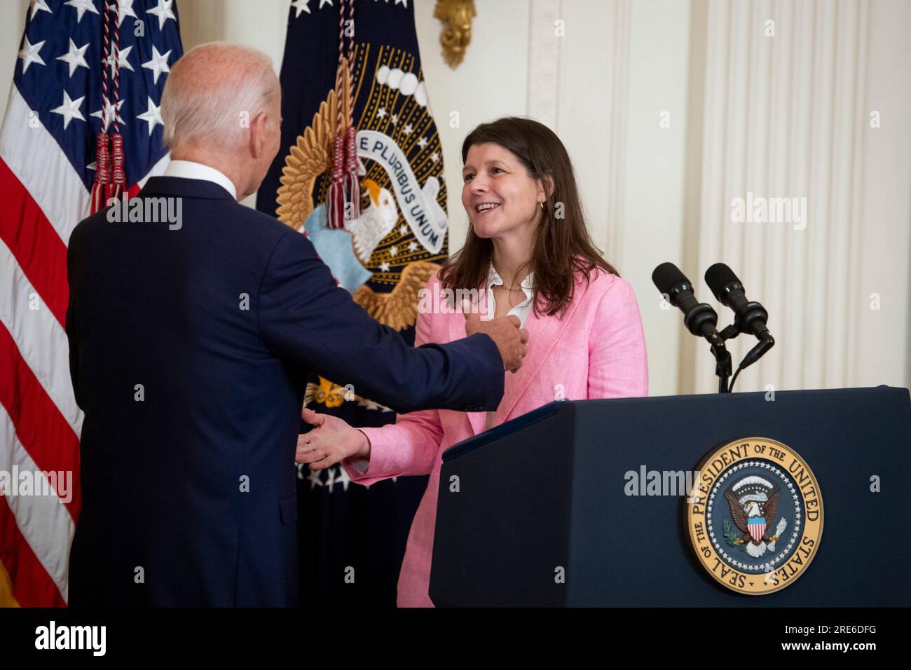 Richele Keas, von der National Alliance on Mental Disease, richtig, wird vom US-Präsidenten Joe Biden umarmt, nachdem er Bemerkungen über die Erweiterung des Zugangs zur psychischen Versorgung im East Room im Weißen Haus in Washington, DC, am Dienstag, den 25. Juli 2023. Kredit: Rod Lamkey/CNP/MediaPunch Stockfoto