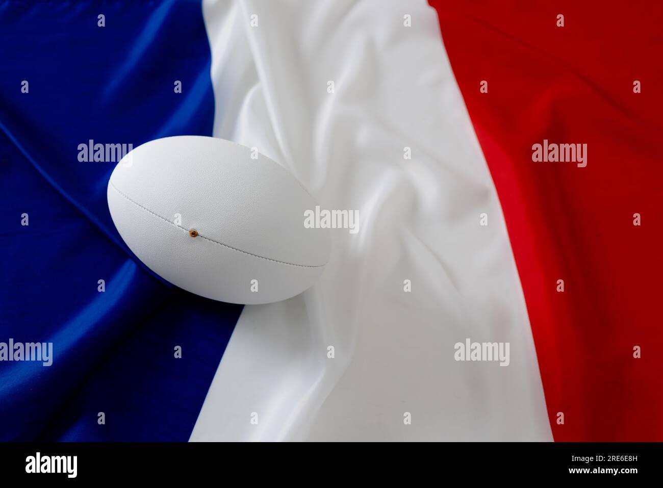 Weißer Rugbyball über der Flagge frankreichs Stockfoto