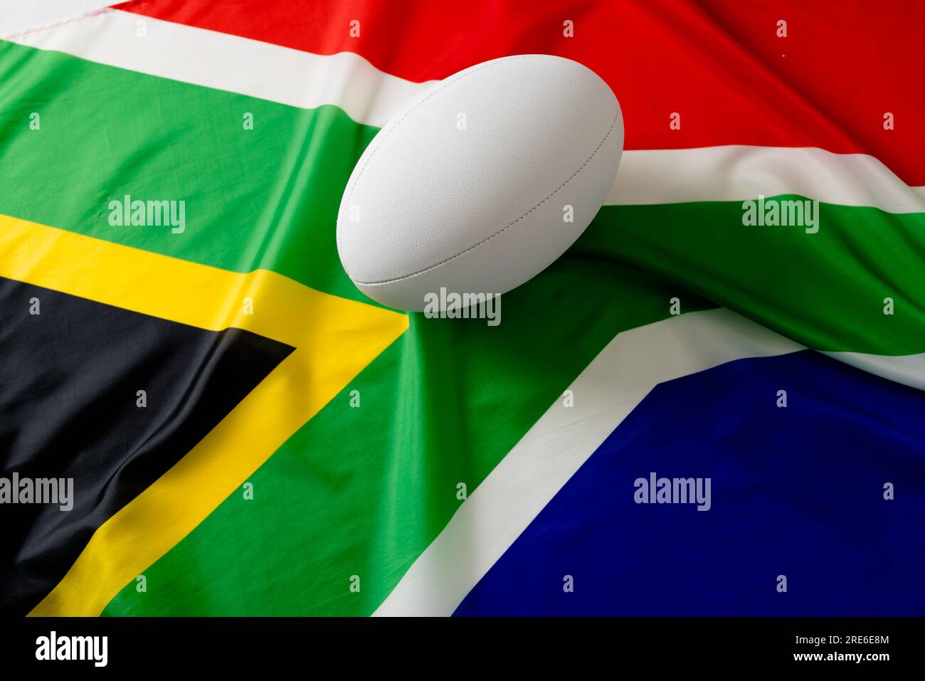 Weißer Rugbyball über der Flagge südafrikas Stockfoto