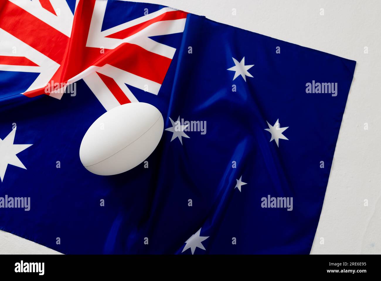 Weißer Rugbyball über der Flagge australiens Stockfoto