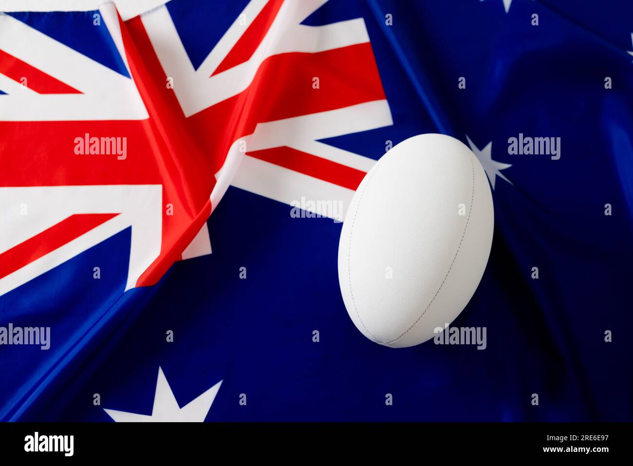 Weißer Rugbyball über der Flagge australiens Stockfoto