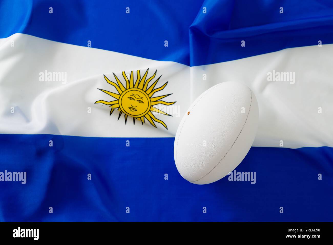 Weißer Rugby-Ball über argentinischer Flagge Stockfoto