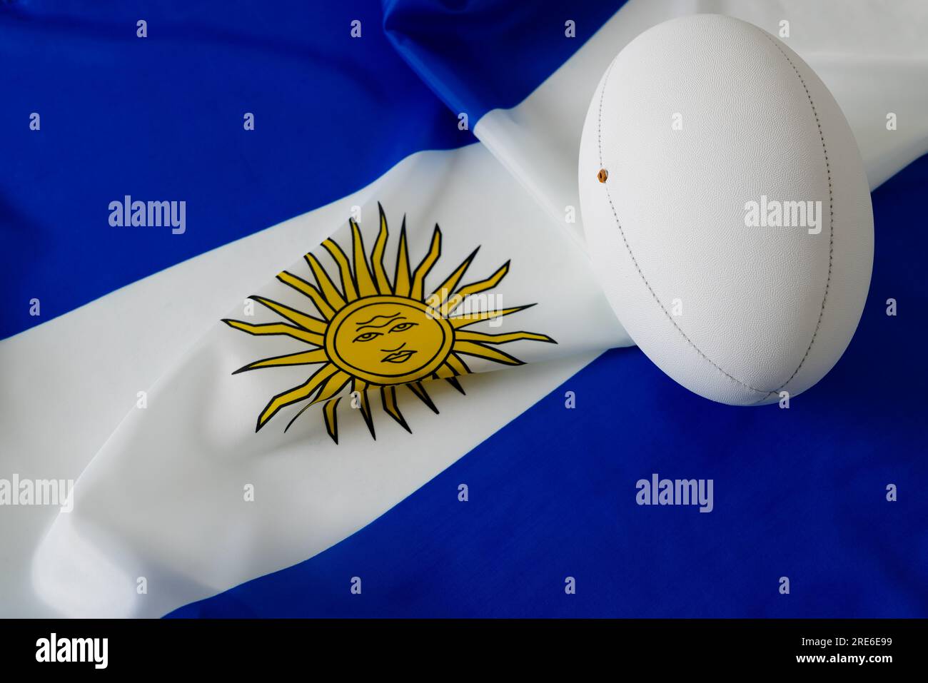 Weißer Rugby-Ball über argentinischer Flagge Stockfoto