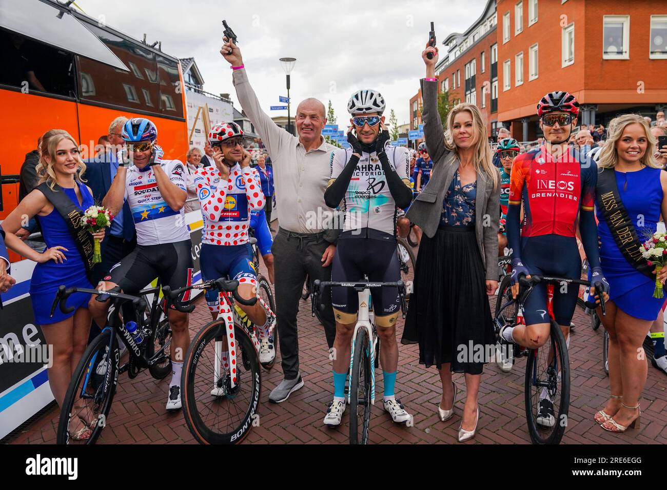 Surhuisterveen, Niederlande. 25. Juli 2023. SURHUISTERVEEN, NIEDERLANDE - JULI 25: Fabio Jakobsen vom Team Soudal-Quickstep, Giulio Ciccone vom Team Lidl Trek, Henk Angenent, Wout Poels vom Team Bahrain Victorious, Femke Wiersma, Carlos Rodriguez vom Team INEOS Grenadiers vor der Profronde Surhuisterveen am 25. Juli 2023 in Surhuisterveen, Niederlande (Foto: Orange Andre, 2023) Orange Pics BV/Alamy Live News Stockfoto