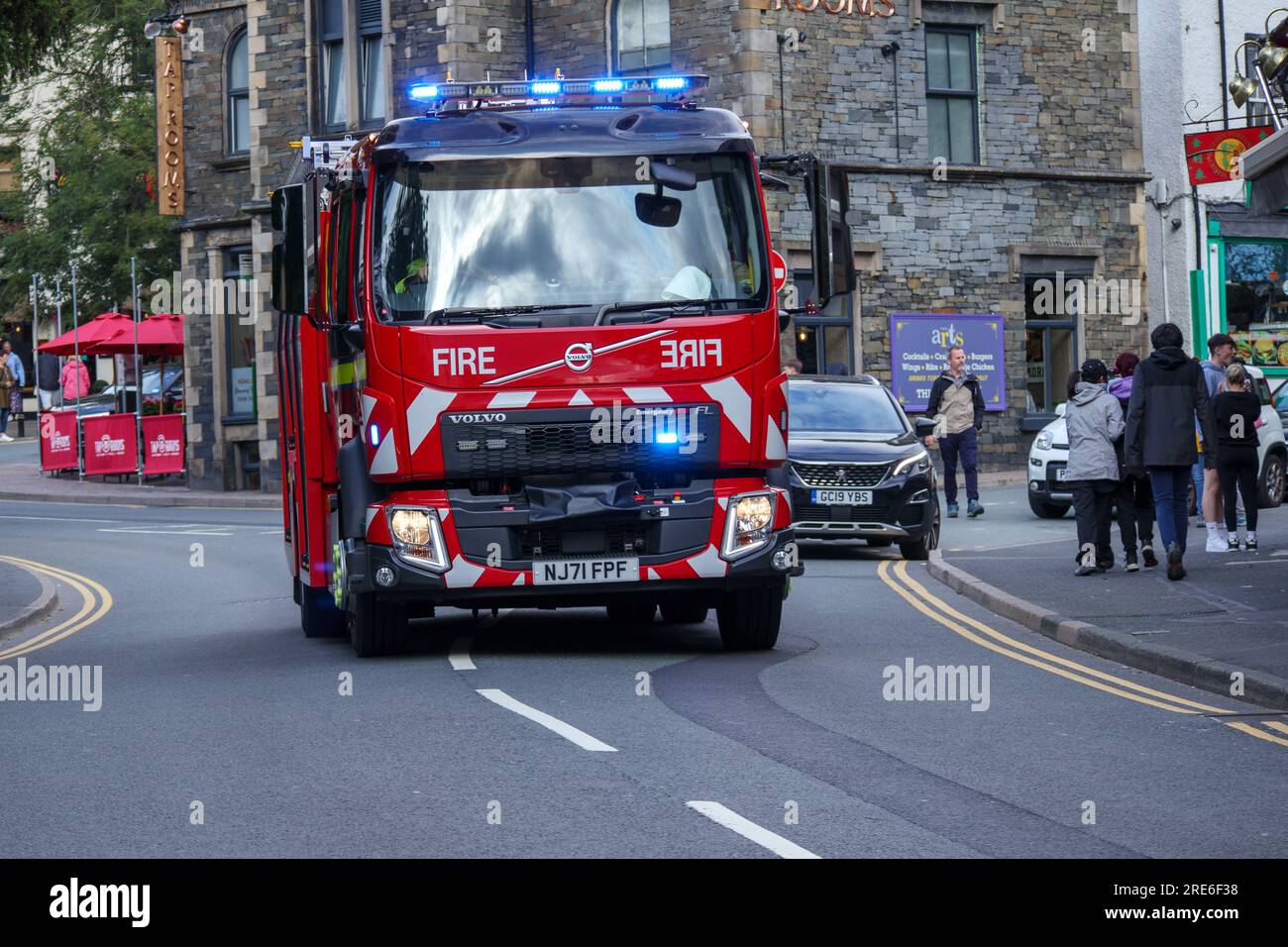 Bowness on Windermere, Cumbria, Vereinigtes Königreich 25. Juli 2023 Cubrian Fire and Rescue Volvo Appliance travel on Blue Light in Bowness on Windermere Stockfoto