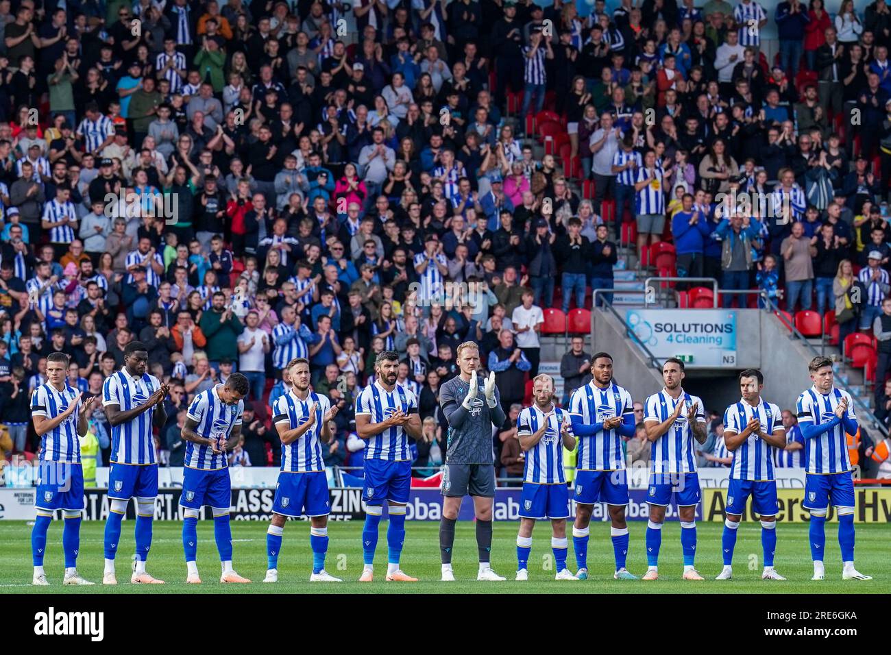 Doncaster, Großbritannien. 25. Juli 2023. Spieler und Fans von Sheffield Wednesday während des Protokolls Applaus für Trevor Francis und Chris Bart-Williams vor dem Spiel Doncaster Rovers FC gegen Sheffield Wednesday FC Vorsaison im Eco-Power Stadium, Doncaster, Großbritannien am 25. Juli 2023 Credit: Every Second Media/Alamy Live News Stockfoto