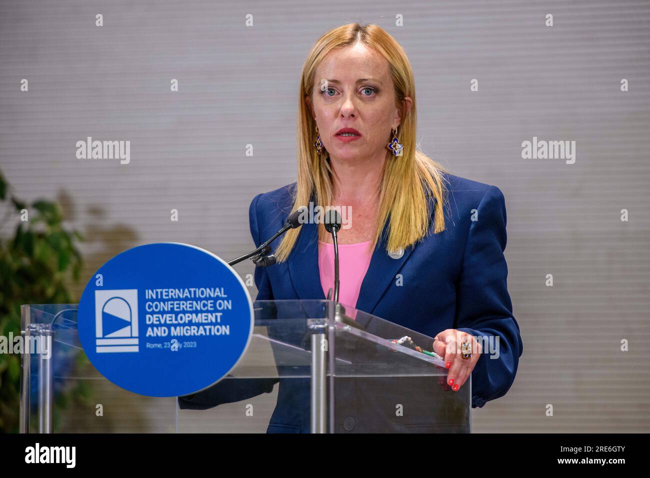 23. Juli 2023, Rom, Italien: Italienische Premierministerin GIORGIA MELONI während ihrer Rede auf der Pressekonferenz am Ende der Internationalen Konferenz über Entwicklung und Migration, Auf der Farnesina in Rom. Die internationale Konferenz, an der die Staats- und Außenminister verschiedener Staaten des Mittelmeerraums, die Führer der Europäischen Union und die wichtigsten internationalen Finanzinstitutionen teilnahmen, hatte das Ziel, eine gemeinsame Strategie zur Beseitigung der illegalen Zuwanderungsströme zu entwickeln. (Kreditbild: © Marcello Valeri/ZUMA Press Wire) NUR REDAKTIONELLE VERWENDUNG! Nicht für Commer Stockfoto