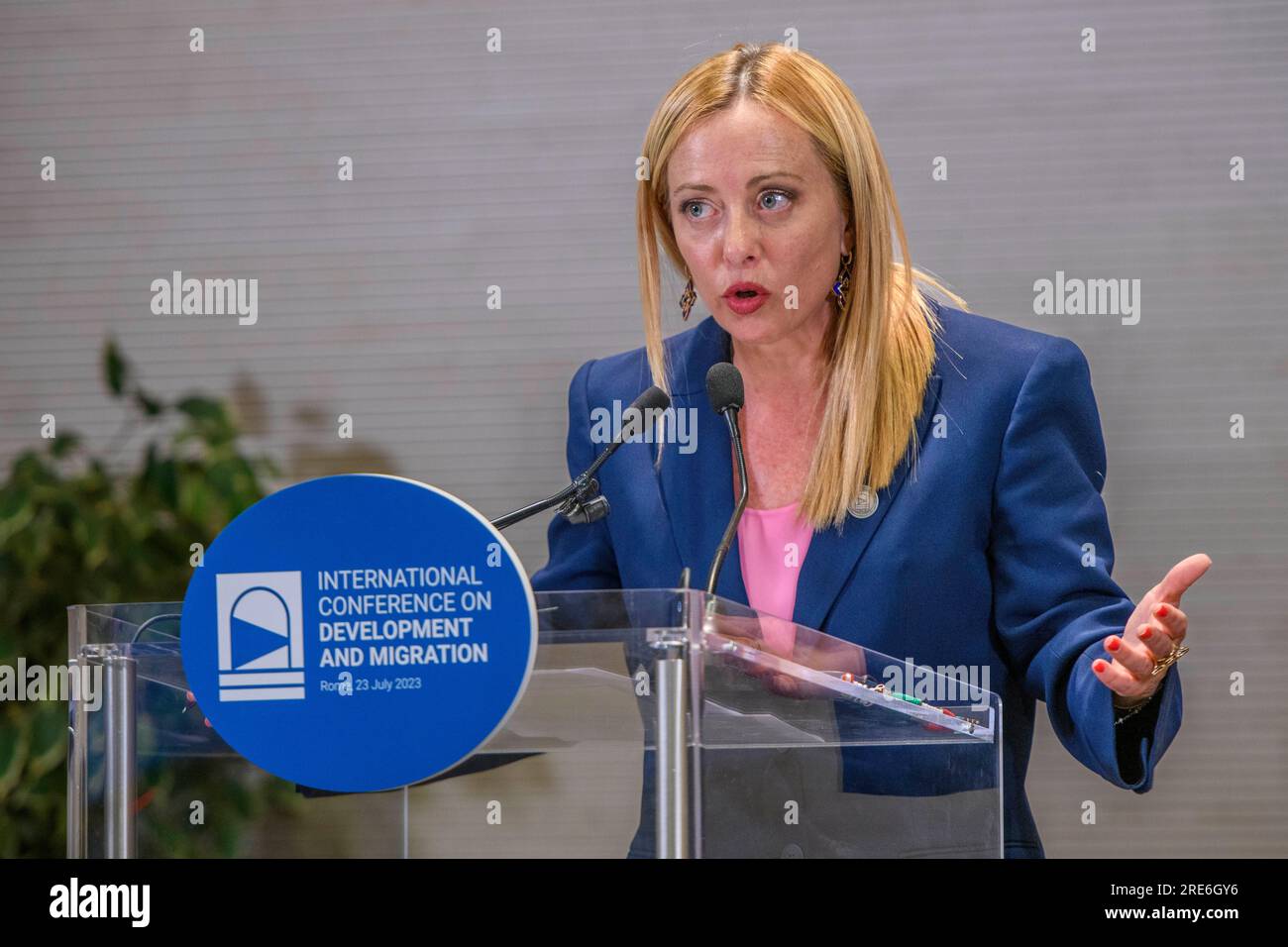 23. Juli 2023, Rom, Italien: Italienische Premierministerin GIORGIA MELONI während ihrer Rede auf der Pressekonferenz am Ende der Internationalen Konferenz über Entwicklung und Migration, Auf der Farnesina in Rom. Die internationale Konferenz, an der die Staats- und Außenminister verschiedener Staaten des Mittelmeerraums, die Führer der Europäischen Union und die wichtigsten internationalen Finanzinstitutionen teilnahmen, hatte das Ziel, eine gemeinsame Strategie zur Beseitigung der illegalen Zuwanderungsströme zu entwickeln. (Kreditbild: © Marcello Valeri/ZUMA Press Wire) NUR REDAKTIONELLE VERWENDUNG! Nicht für Commer Stockfoto