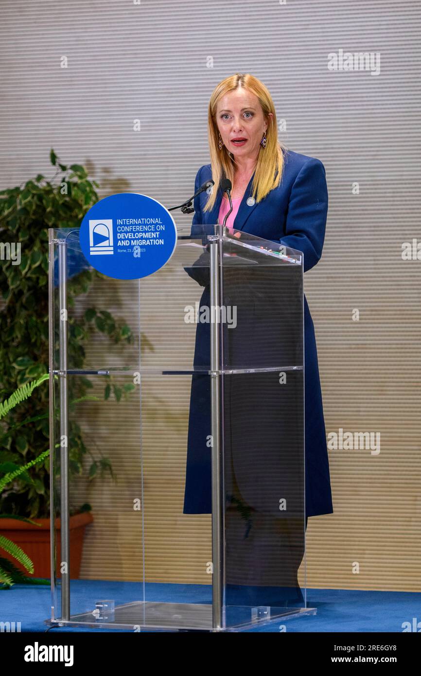 23. Juli 2023, Rom, Italien: Italienische Premierministerin GIORGIA MELONI während ihrer Rede auf der Pressekonferenz am Ende der Internationalen Konferenz über Entwicklung und Migration, Auf der Farnesina in Rom. Die internationale Konferenz, an der die Staats- und Außenminister verschiedener Staaten des Mittelmeerraums, die Führer der Europäischen Union und die wichtigsten internationalen Finanzinstitutionen teilnahmen, hatte das Ziel, eine gemeinsame Strategie zur Beseitigung der illegalen Zuwanderungsströme zu entwickeln. (Kreditbild: © Marcello Valeri/ZUMA Press Wire) NUR REDAKTIONELLE VERWENDUNG! Nicht für Commer Stockfoto