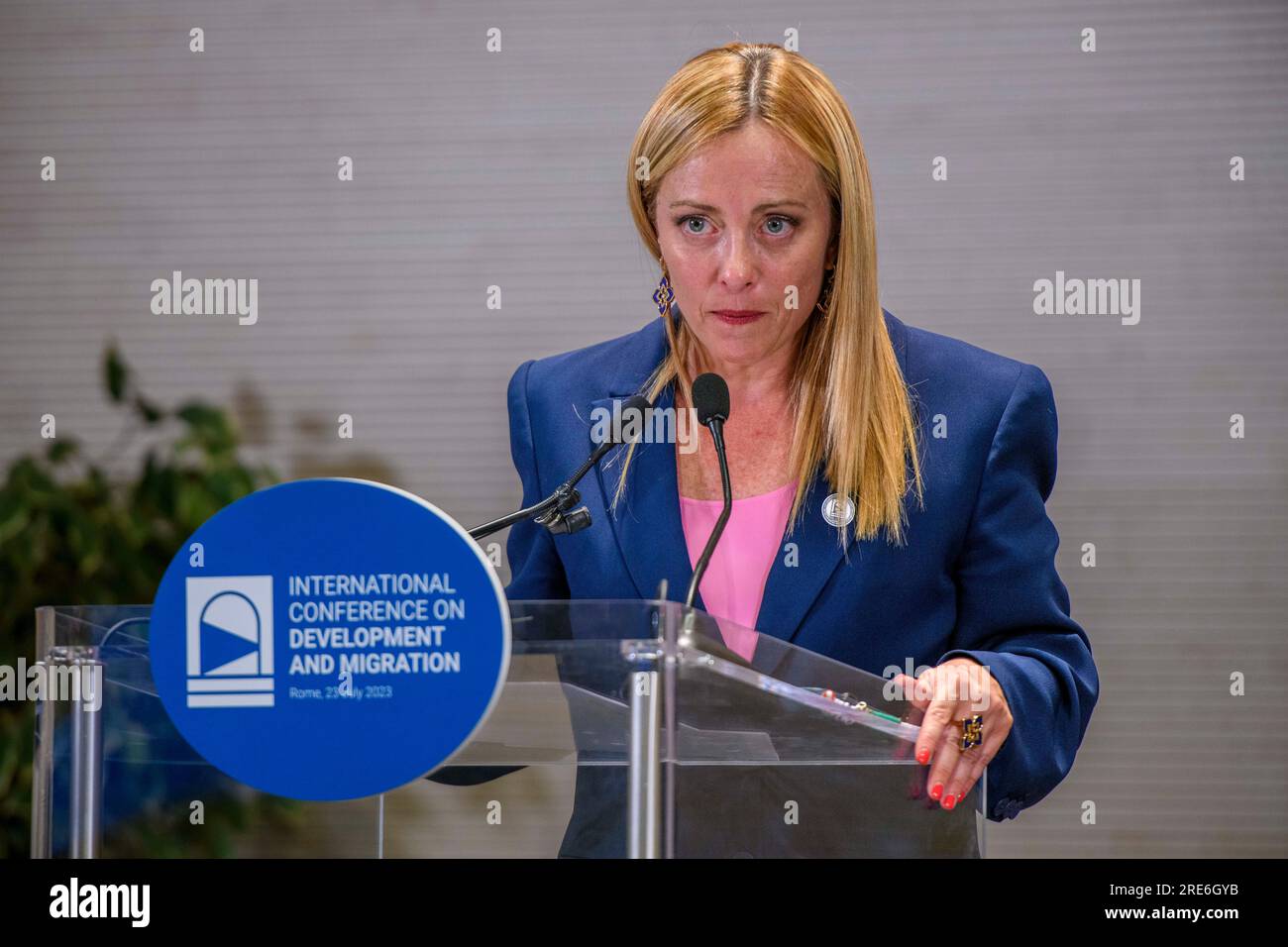 23. Juli 2023, Rom, Italien: Italienische Premierministerin GIORGIA MELONI während ihrer Rede auf der Pressekonferenz am Ende der Internationalen Konferenz über Entwicklung und Migration, Auf der Farnesina in Rom. Die internationale Konferenz, an der die Staats- und Außenminister verschiedener Staaten des Mittelmeerraums, die Führer der Europäischen Union und die wichtigsten internationalen Finanzinstitutionen teilnahmen, hatte das Ziel, eine gemeinsame Strategie zur Beseitigung der illegalen Zuwanderungsströme zu entwickeln. (Kreditbild: © Marcello Valeri/ZUMA Press Wire) NUR REDAKTIONELLE VERWENDUNG! Nicht für Commer Stockfoto