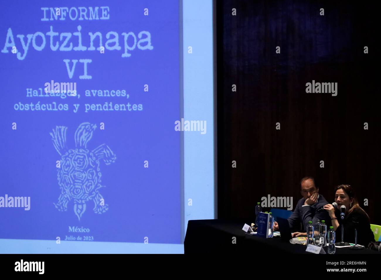 Mexiko-Stadt, Mexiko. 25. Juli 2023. Experten Angela Buitrago und Carlos Beristain von der Interdisziplinären Gruppe unabhängiger Experten und letzterer während des VI Report on the Iguala Case im Tlatelolco University Cultural Center in Mexico City in Mexico City. Am 25. Juli 2023 in Mexiko-Stadt, Mexiko (Kreditbild: © Luis Barron/Eyepix via ZUMA Press Wire) NUR REDAKTIONELLER GEBRAUCH! Nicht für den kommerziellen GEBRAUCH! Stockfoto