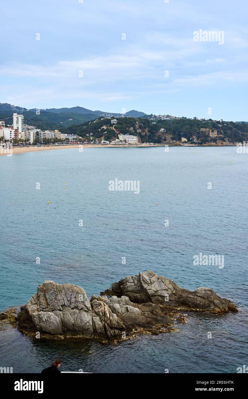 Farbenfrohe gelbe und orangefarbene Häuser und Brücke Pont de Sant Agusti spiegelten sich im Fluss Onyar in Girona, Katalonien, Spanien, wider. Kirche von Sant Feliu und Stockfoto