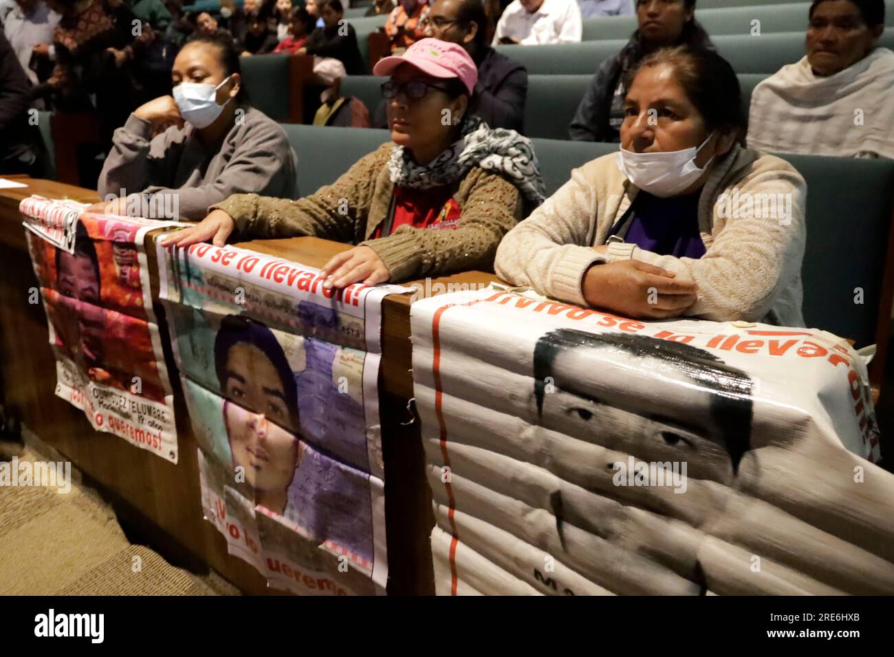 Mexiko-Stadt, Mexiko. 25. Juli 2023. 25. Juli 2023, Mexiko-Stadt, Mexiko: Maria de Jesus Tlatempa, Mutter von Jose Eduardo Bartolo, einer der 43 jungen Studenten der Ayotzinapa Normal School, die 2014 in Iguala verschwand, während des VI-Berichts der Interdisziplinären Gruppe unabhängiger Experten und zuletzt im Tlatelolco University Cultural Center in Mexiko-Stadt. Am 25. Juli 2023 in Mexico City, Mexiko (Foto: Luis Barron/Eyepix Group/Sipa USA). Kredit: SIPA USA/Alamy Live News Stockfoto