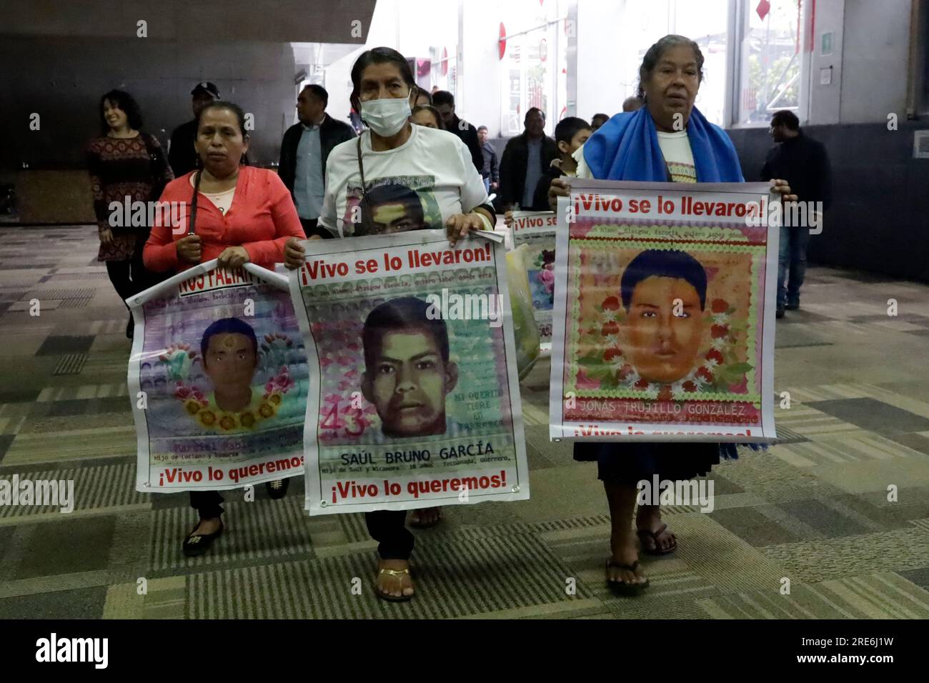 Mexiko-Stadt, Mexiko. 25. Juli 2023. Mütter und Angehörige der 43 Studenten der Normal de Ayotzinapa im VI. Bericht des Falles Iguala am Tlatelolco University Cultural Center in Mexico City in Mexico City. Am 25. Juli 2023 in Mexiko-Stadt, Mexiko (Kreditbild: © Luis Barron/Eyepix via ZUMA Press Wire) NUR REDAKTIONELLER GEBRAUCH! Nicht für den kommerziellen GEBRAUCH! Stockfoto