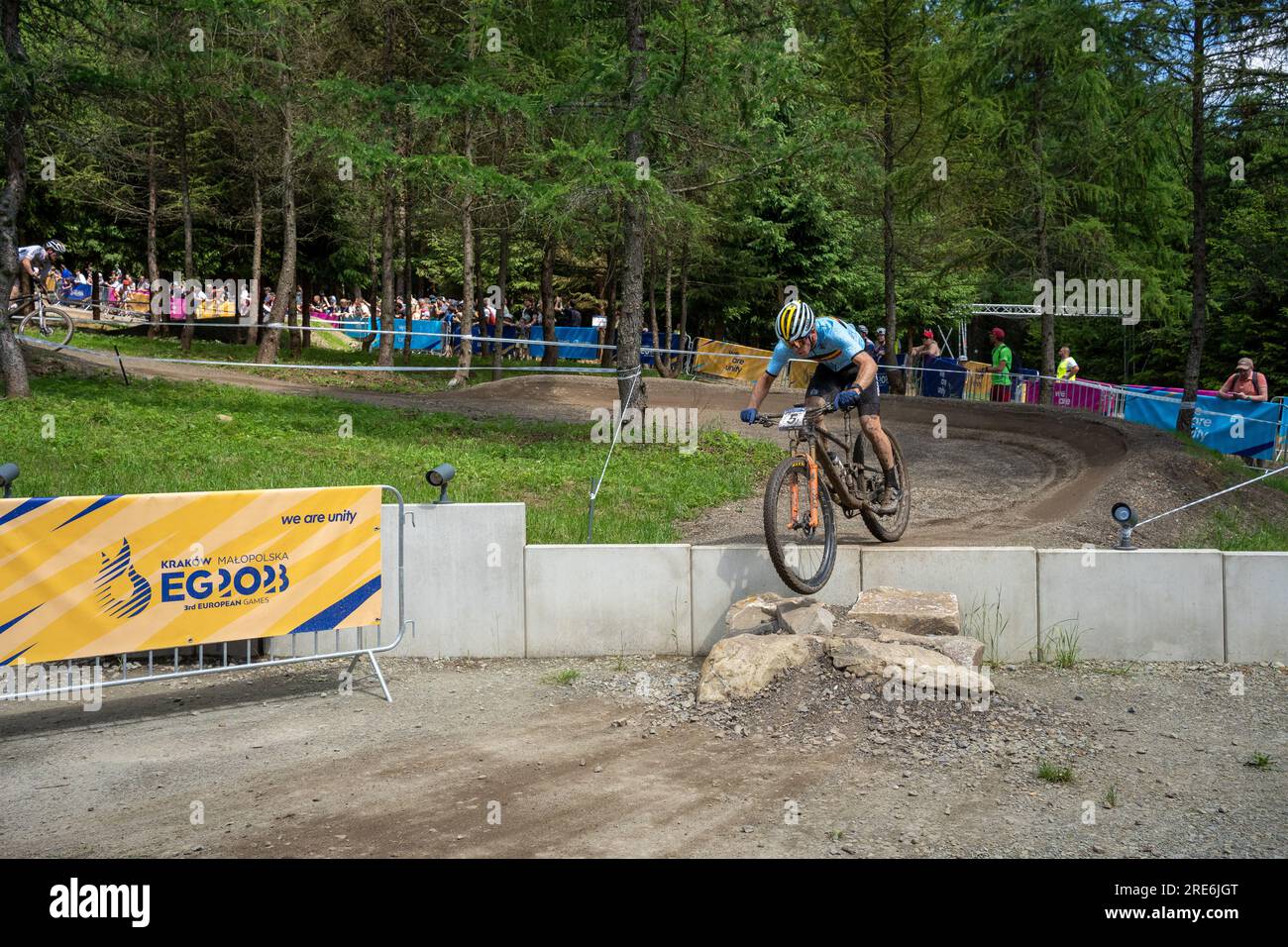 Der belgische Fahrer Jens Schuermans springt über Steine - 2023 UEC MTB Elite Europameisterschaft - Europäische Spiele Krakau/Kraków - Krynica-Zdrój Stockfoto