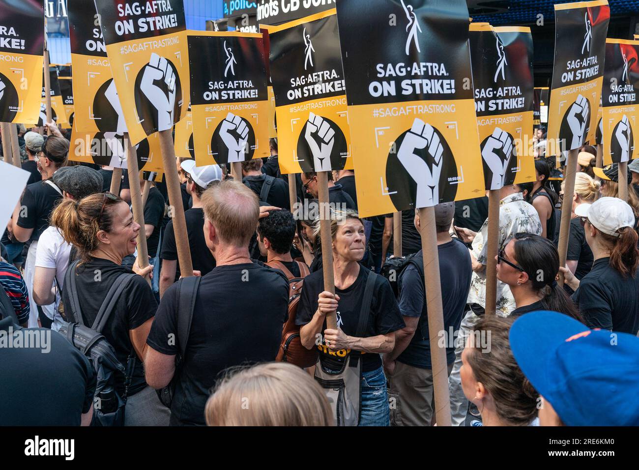 New York, USA. 25. Juli 2023. Die Gewerkschaftsmitglieder versammeln sich während des Rock the City for a Fair Contract: DIE SAG-AFTRA Solidarity Rally am Times Square, New York, streikt am 25. Juli 2023 als Mitglieder der WGA und der sag-AFTRA weiter. (Foto: Lev Radin/Sipa USA) Guthaben: SIPA US/Alamy Live News Stockfoto