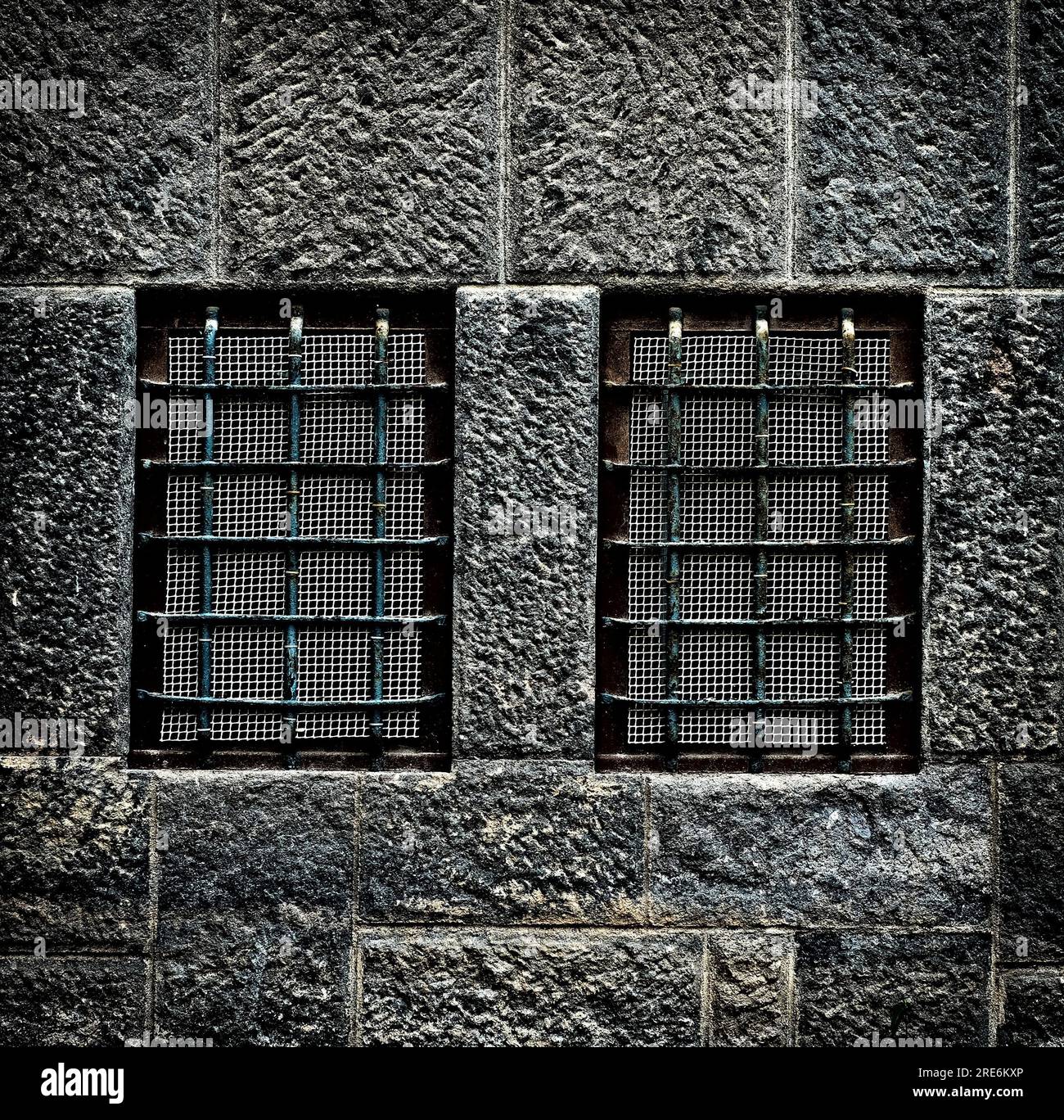 Gefängnisfenster in einem dunklen pessimistischen Ton. Stockfoto