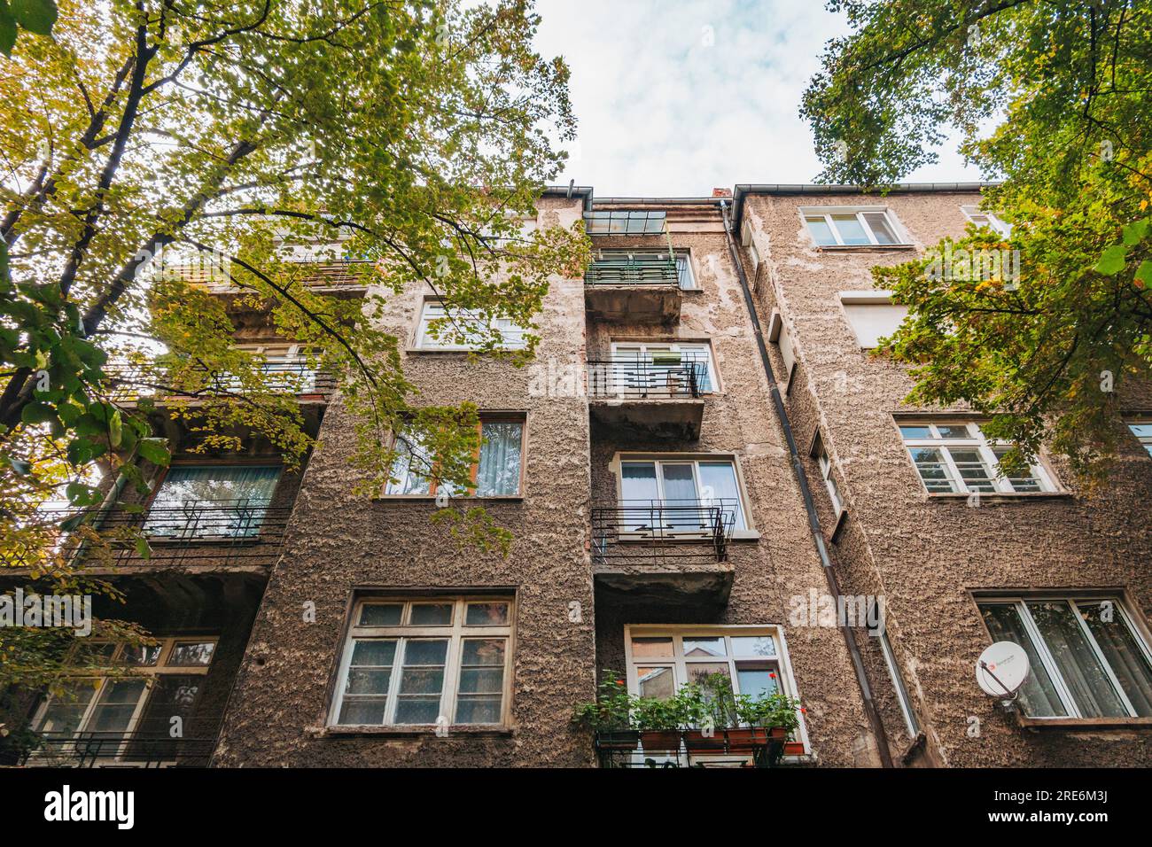 Ein Apartmenthaus in einer grünen Straße in Sofia, Bulgarien Stockfoto