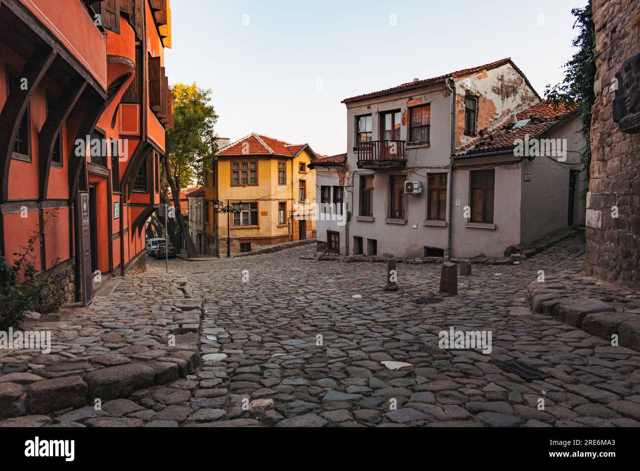 Ein ruhiger Platz im historischen Zentrum von Plowdiw, Bulgarien. Umgeben von traditioneller bulgarischer Revival-Architektur Stockfoto