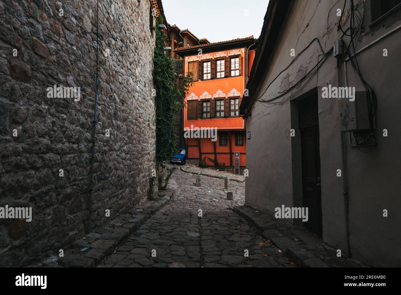 Traditionelle Architektur im historischen Zentrum von Plowdiw, Bulgarien. Mit Steinwänden, Überhängen und Holzschreinern Stockfoto